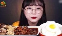娱乐吃瓜酱吃饭视频,揭秘网红美食短视频背后的故事